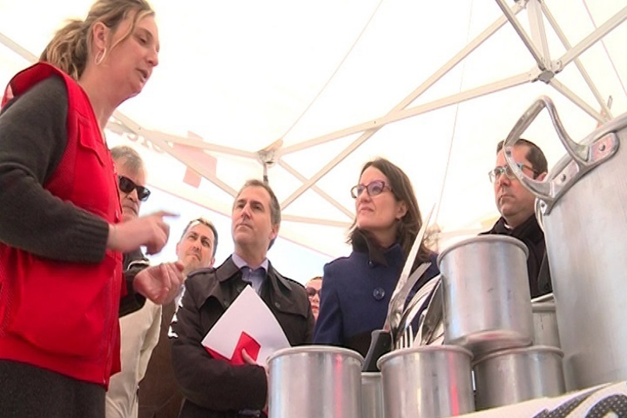 Oltra aiste a la salida de un barco de Cruz Roja con ayuda para Siria