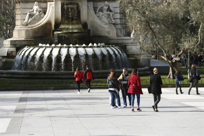 Turismo, turistas, plaza España, fuente, fuentes, paseando, pasear
