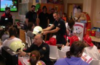 Los niños ingresados en Valme conocen la labor de los bomberos