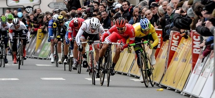 Bouhanni cierra a Mathtews en el sprint de la París-Niza