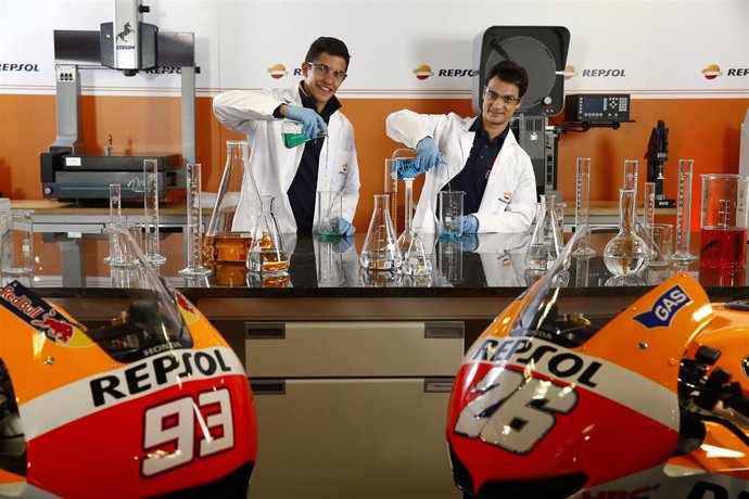 Márquez y Pedrosa en el Centro de Tecnología de Repsol