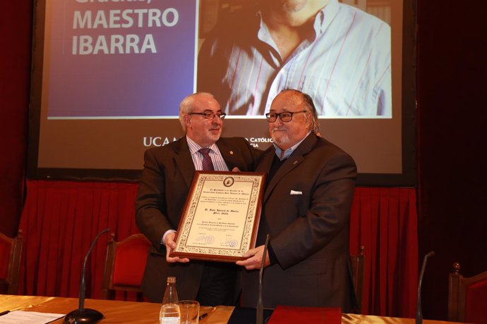 José Luis Mendoza entrega el premio al 'maestro Ibarra'