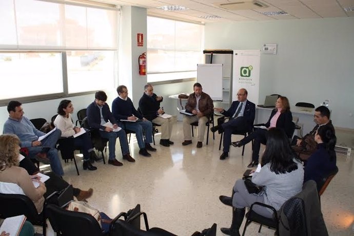 Carmona (dcha.) con los alcaldes y técnicos de Guadajoz-Campiña Este