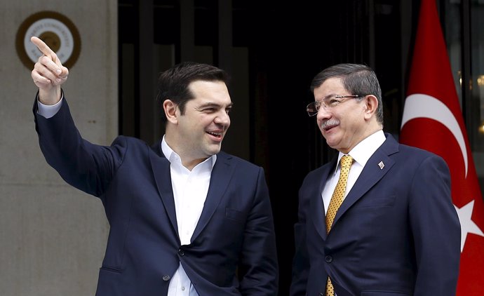 El primer ministro turco, Ahmet Davutoglu, y su homólogo griego, Alexis Tsipras