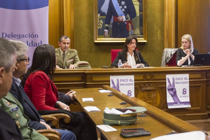 Marién Durán imparte una conferencia sobre mujer y conflictos armados.