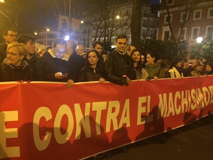 Pedro Sánchez en la manifestación por el Día de la Mujer en Madrid