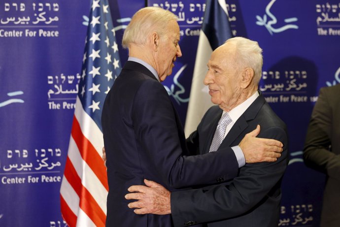 Joe Biden y Simon Peres