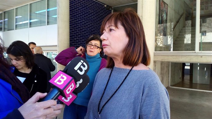 La presidenta del Govern, Francina Armengol, contesta a los medios