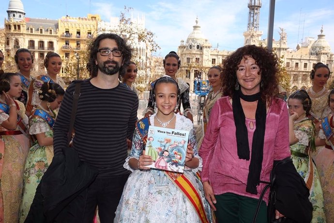 Teresa Broseta y Sergio Sempere con la Fallera Major Infantil