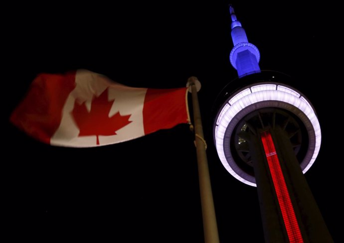 Edicifios se iluminan con la bandera de francia tras los atentados en París