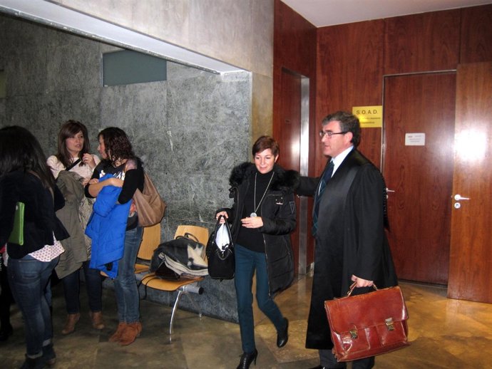 Domi Fernández, junto a su abogado, tras declarar en sede judicial. 