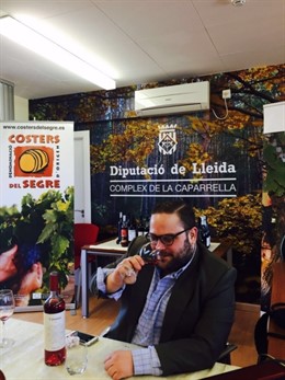 Pablo Vecilla cata vinos de la DO Costers del Segre