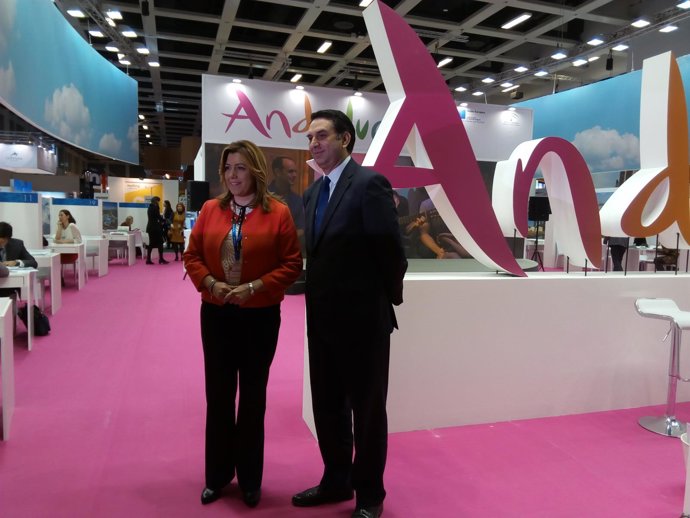 Susana Díaz junto al consejero de Turismo ante el stand de Andalucía en la ITB