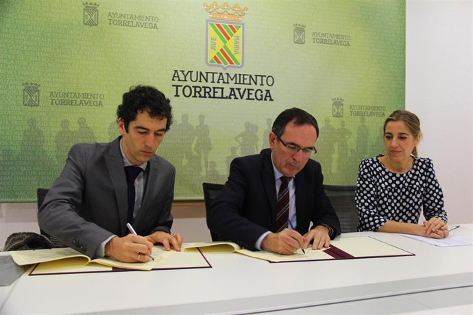 Firma del convenio Ayuntamiento de Torrelavega-UNED