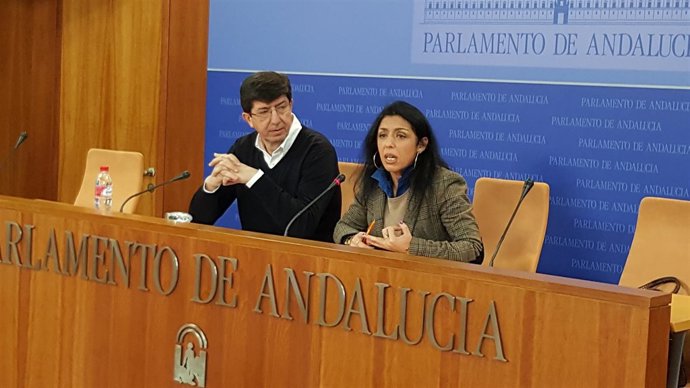 Juan Marín y Marta Bosquet, este miércoles en rueda de prensa en el Parlamento