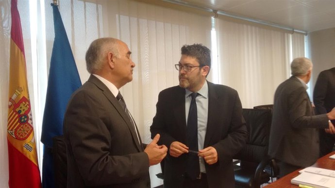 Miguel Sánchez con Alberto Garre en comisión desaladora Escombreras