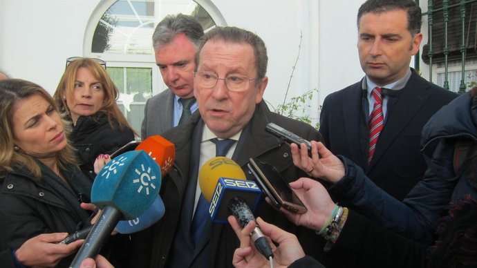 El consejero de Justicia, Emilio de Llera, y el alcalde Moguer, Gustavo Cuéllar.