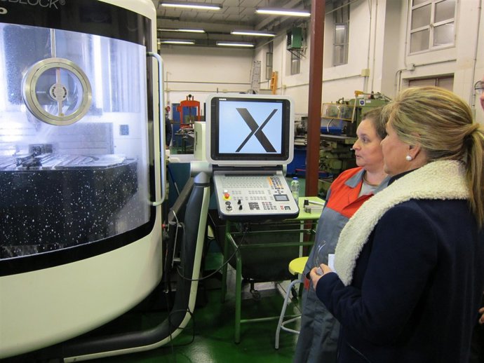 Rosa Valdeón conoce el trabajo de una de las máquinas del taller