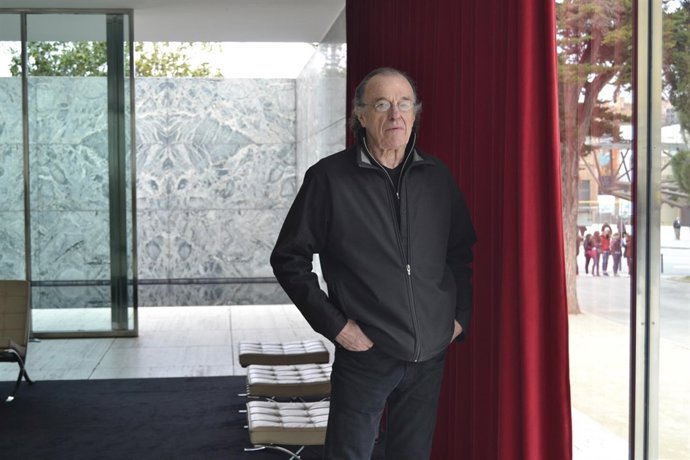 Peter Downsbrough durante la presentación de su instalación artística 