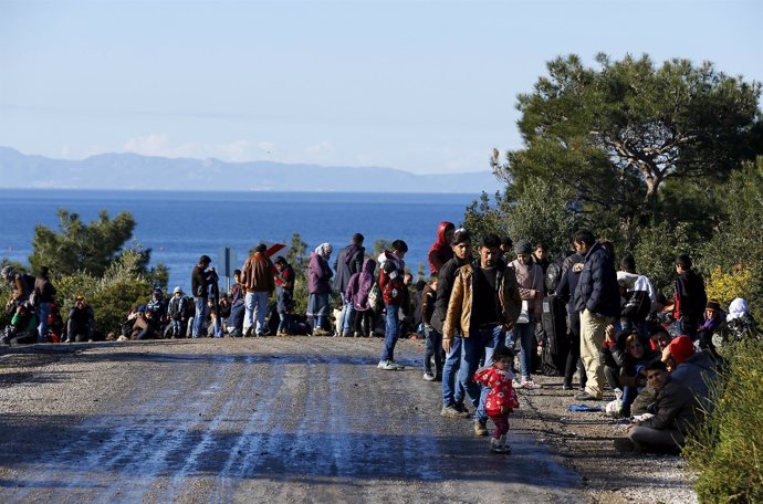 Refugiados sirios esperan cerca de una playa en el oeste de Turquía