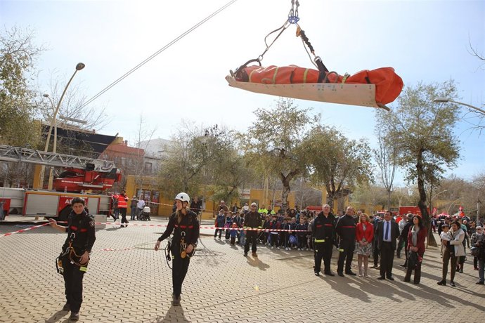 Actividades de los bomberos en la Alameda
