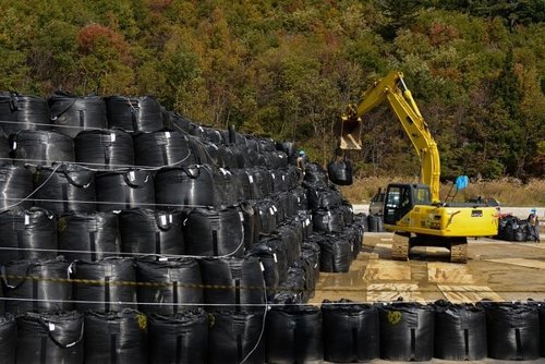 Bolsas de suelo contaminado en los alrededores de Fukushima