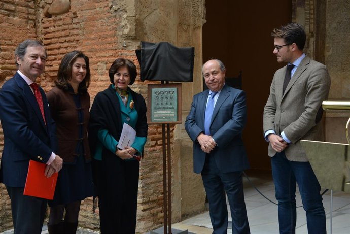 La Presidenta De Paradores De Turismo, Ángeles Alarcó, Recibe De Manos De Hispan