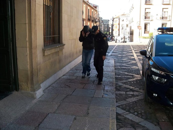 Rafael Prado a su llegada a la Audiencia Provincial de León