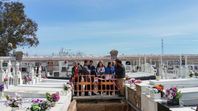 Rosa Aguilar visita la fosa común del cementerio de Puerto Real