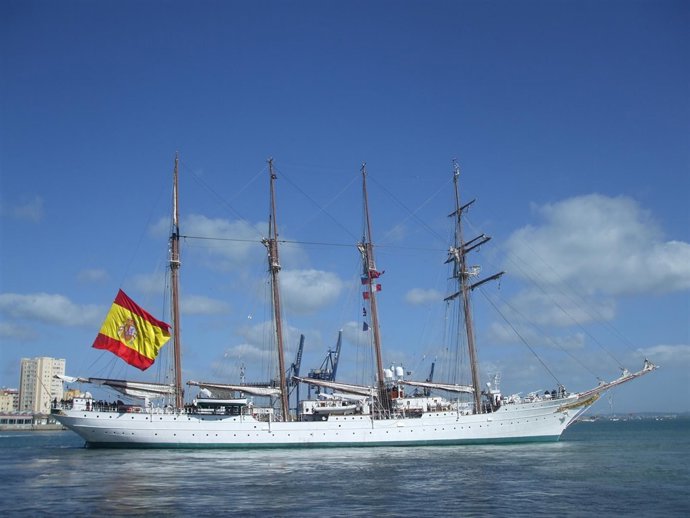 El Juan Sebastián Elcano parte de Cádiz