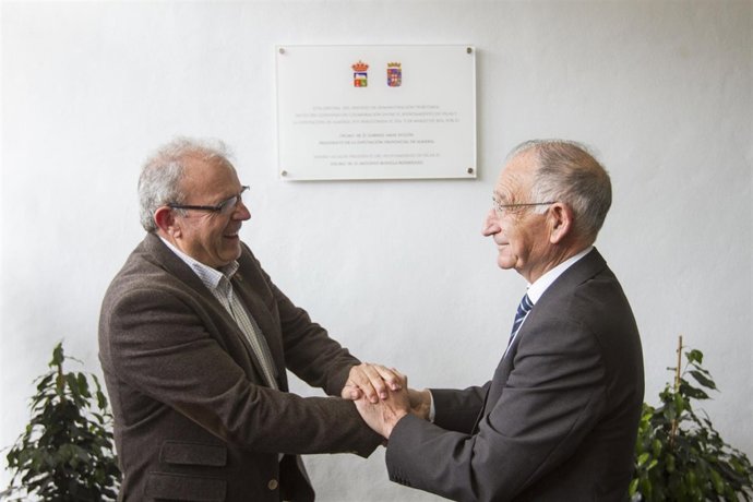 Gabriel Amat y el alcalde de Vícar, Antonio Bonilla, en las nuevas oficinas.