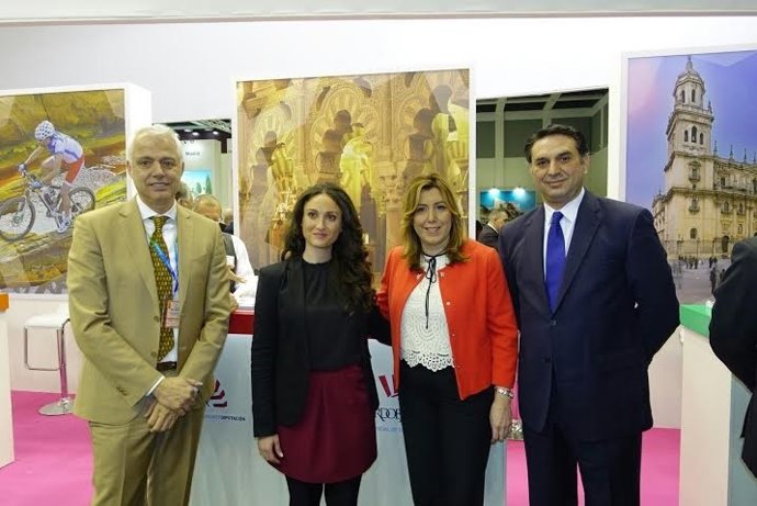 Gómez (izda) y la presidenta de la Junta de Andalucía, Susana Díaz, en la ITB