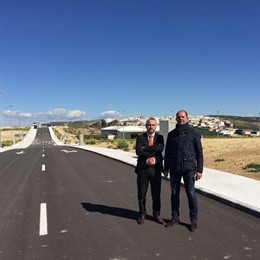 Izquierdo (izda.) y Ruz visitan la obra