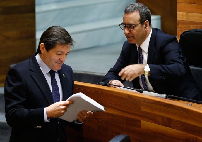 El presidente del Principado, Javier Fernández, junto a Fernando Lastra (PSOE)