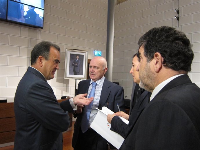 Sánchez Quero y Compés hablando con otros diputados socialistas en la DPZ