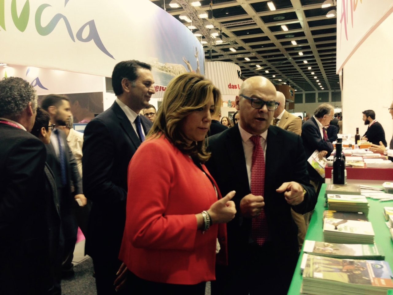 Fernández muestra a Susana Díaz algunos de los atractivos del estand de Jaén.