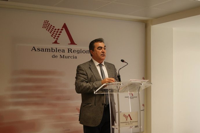 El diputado PSOE, Jesús Navarro, en rueda de prensa