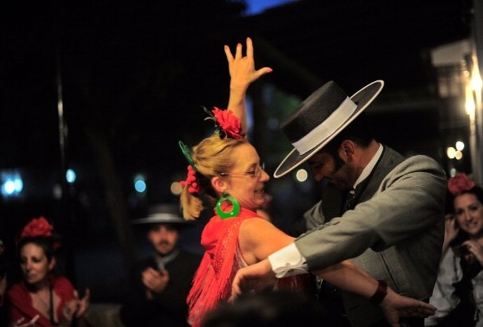 Una pareja bailando una sevillana en Huelva. 