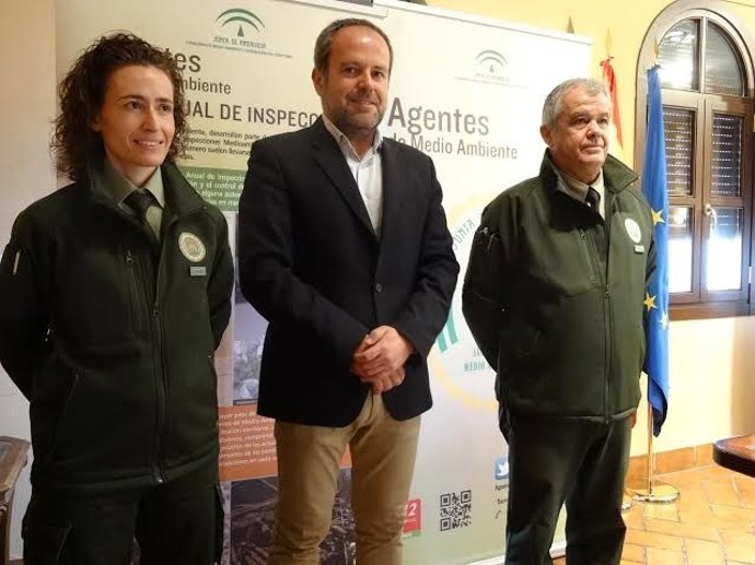 Algar (centro) acompañado de dos agentes de Medio Ambiente