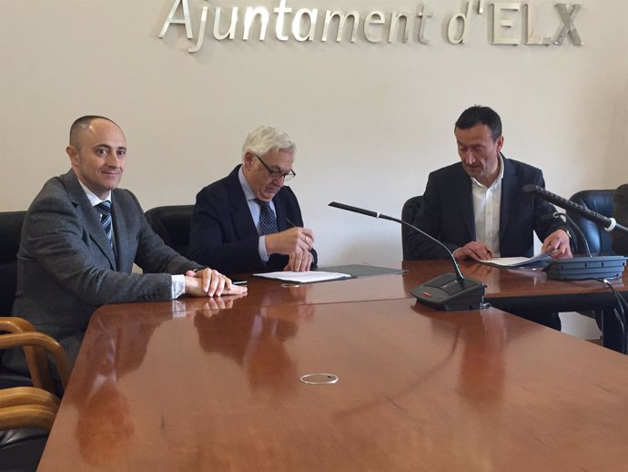 Sánchez, Román y González en la firma de un convenio con el ayuntamiento