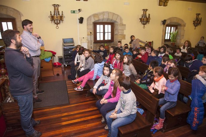 Alumnos del colegio Mateo Escagedo en el Ayuntamiento