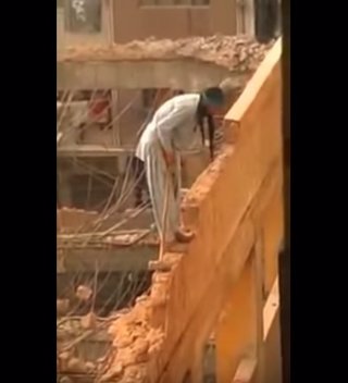 Trabaja destruyendo edificio