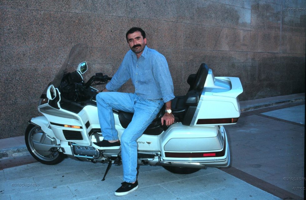 Juan y Medio y su moto