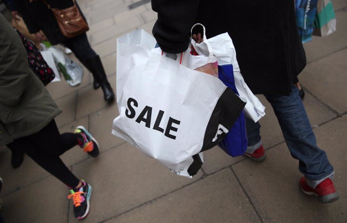 Un comprador con bolsas durante las rebajas en Oxford Street, Londres