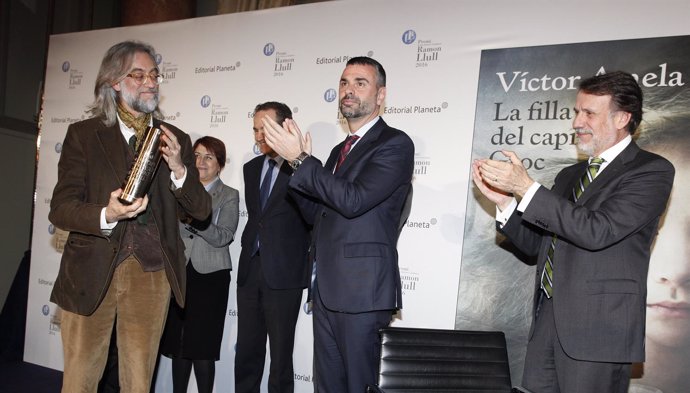 Víctor Amela recibe el XXXVI Premi Ramon Llull por 'La filla del capità groc'