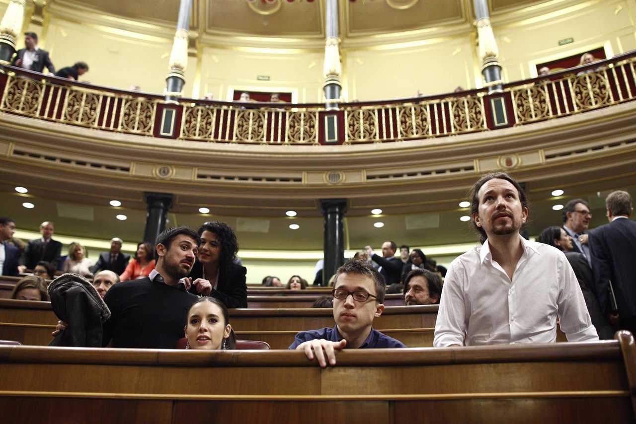 Irene Montero, Iñigo Errejón y Pablo Iglesias en el debate de investidura