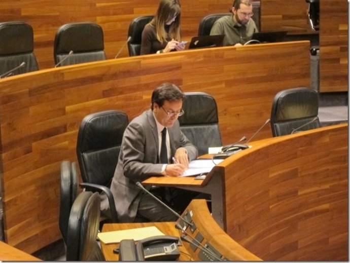 El consejero de Industria, Empleo y Turismo, Francisco Blanco, en el Pleno. 