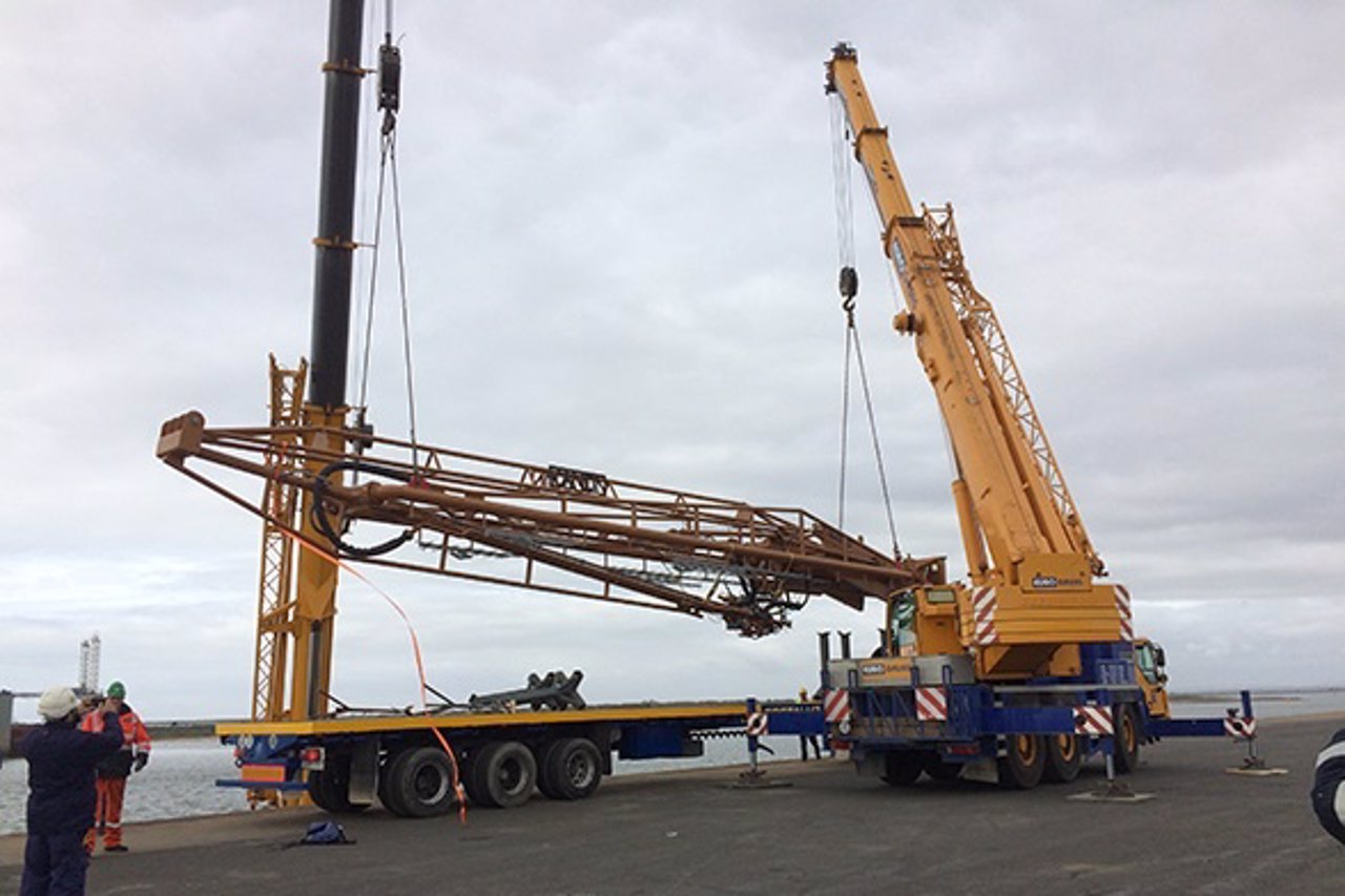 Nuevo brazo de carga en terminal marítimo de Cepsa. 