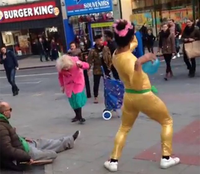 Bailando en una calle de Brighton, Reino Unido