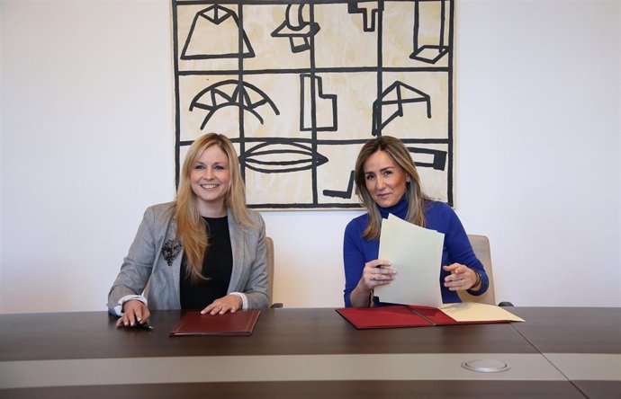 De la Cruz y Tolón firmando el acuerdo